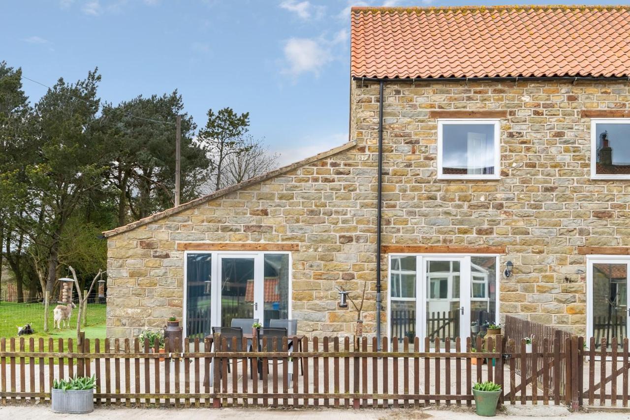 The Grainary Cottages Scarborough Bagian luar foto